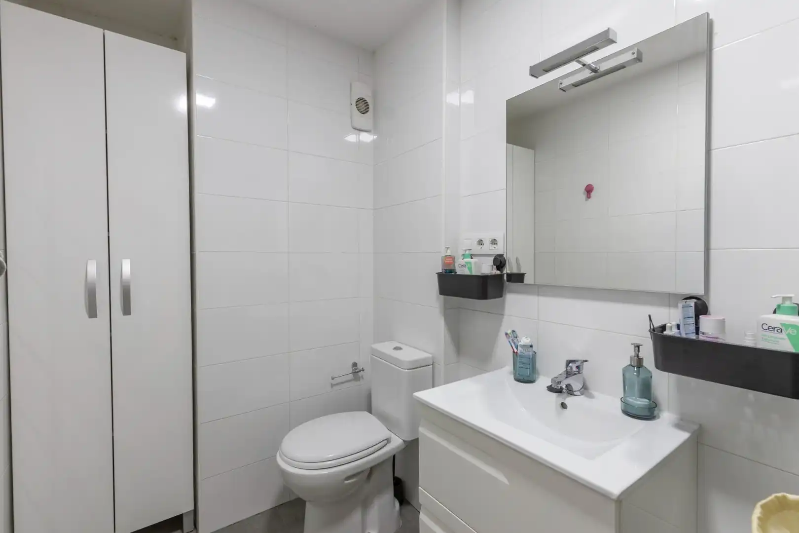 Badezimmer von Wohnung zum Verkauf in Granada mit Heizung und Balkon