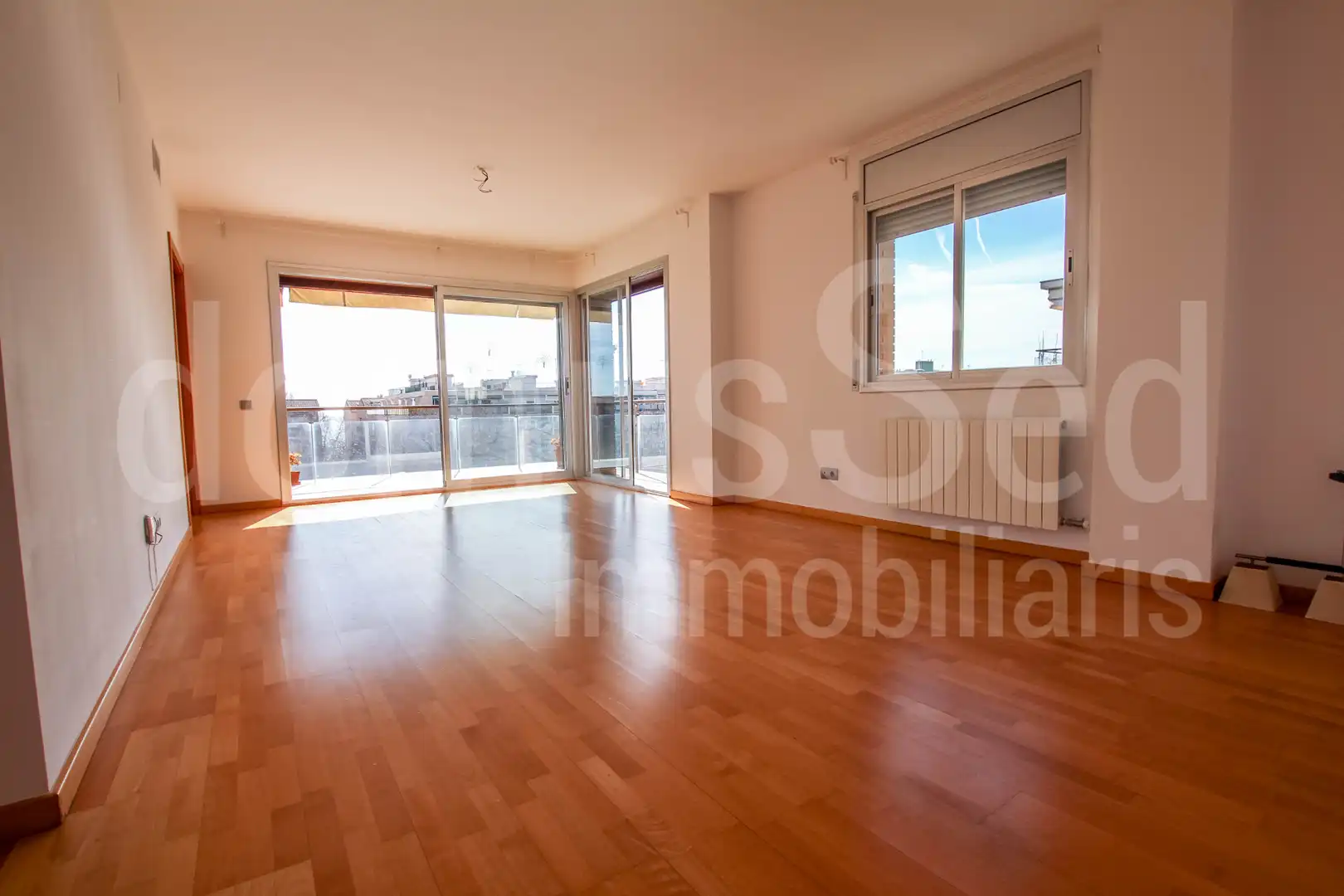 Sala de estar de Piso de alquiler en El Masnou con Aire acondicionado, Calefacción y Parquet