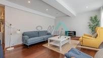 Sala d'estar de Pis en venda en Oviedo  amb Balcó
