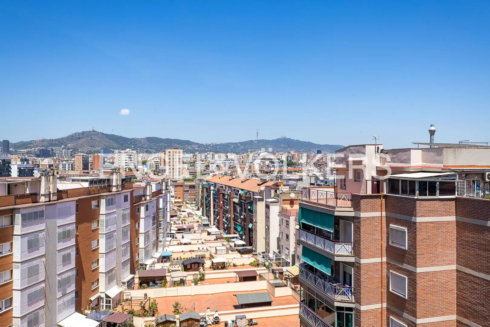 Exterior view of Flat for sale in L'Hospitalet de Llobregat  with Air Conditioner, Heating and Parquet flooring