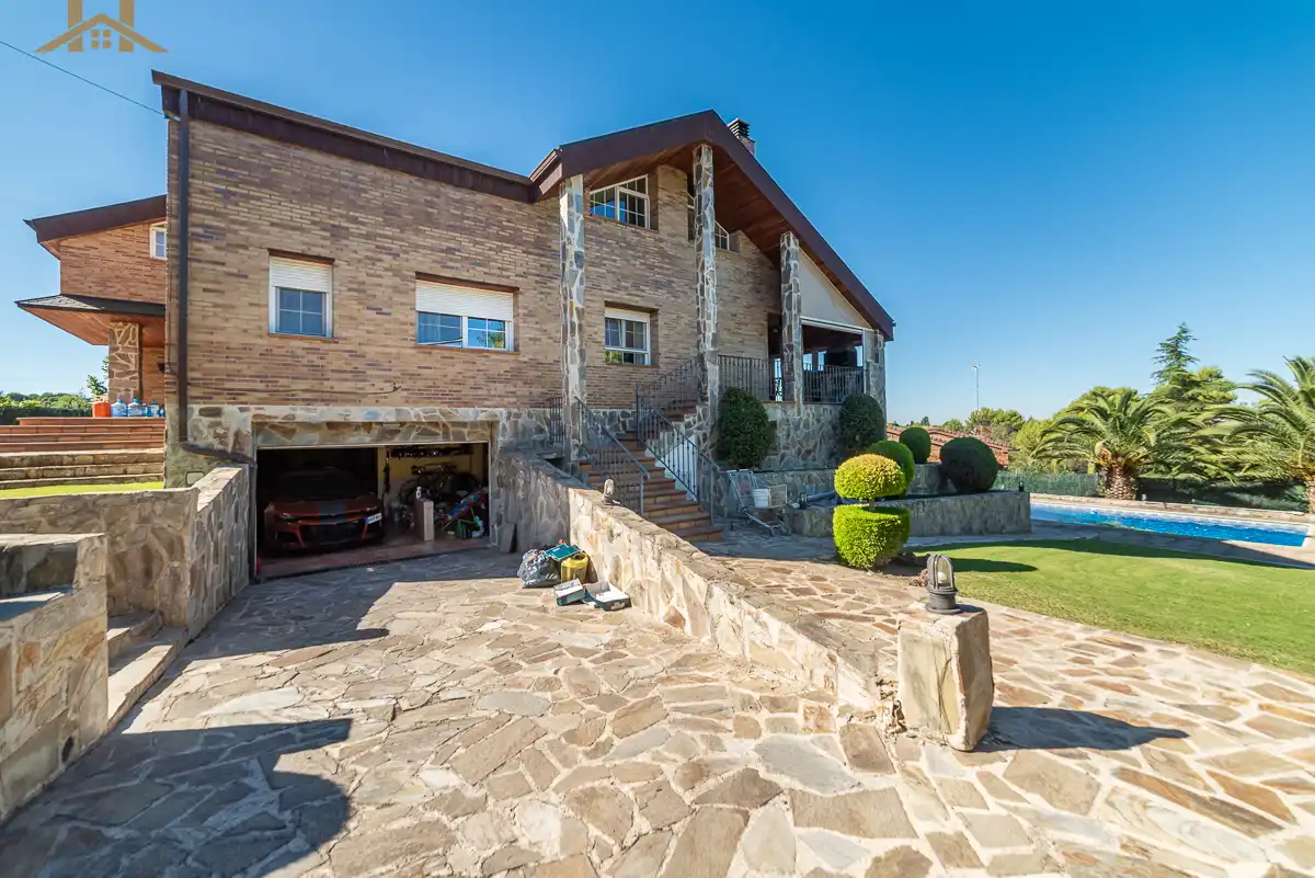 Vista exterior de Casa o chalet en venta en Villaviciosa de Odón con Aire acondicionado, Calefacción y Jardín privado