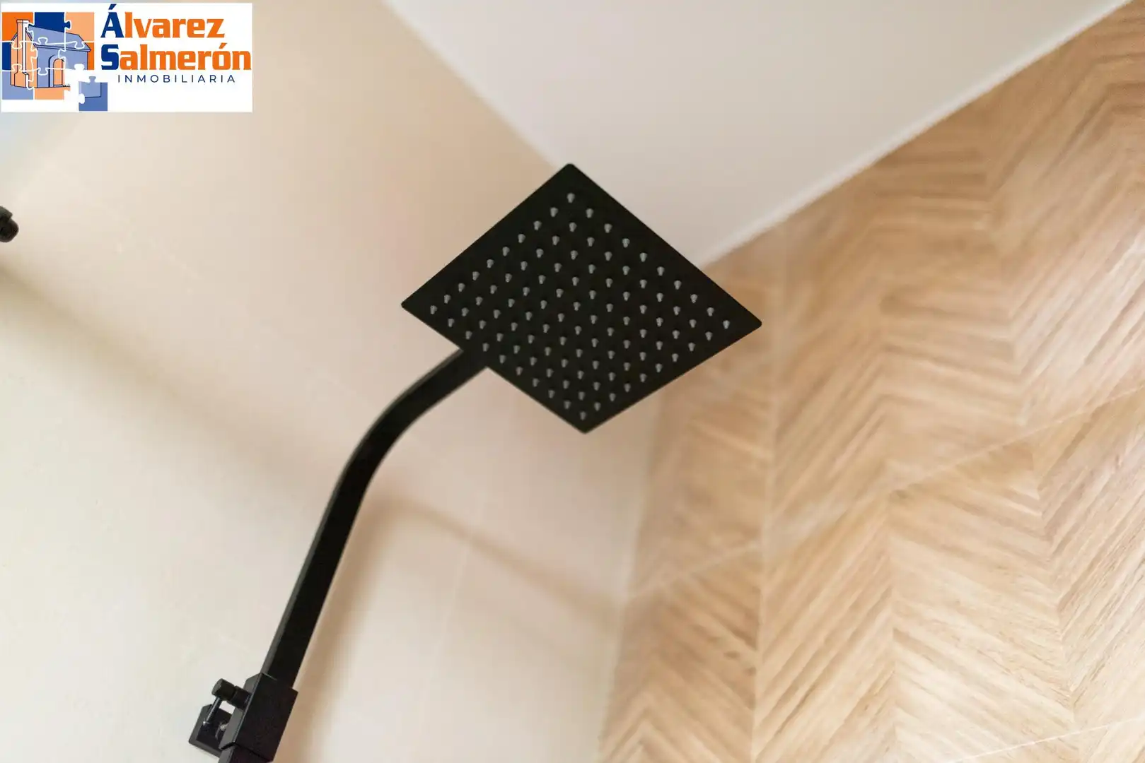 Bathroom of Study for sale in Granada  with Air Conditioner, Heating and Furnished