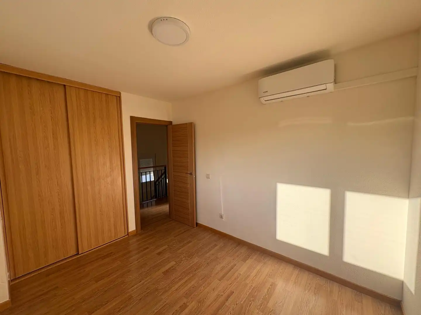 Dormitori de Casa o xalet en venda en Torres de la Alameda amb Aire condicionat, Calefacció i Jardí privat
