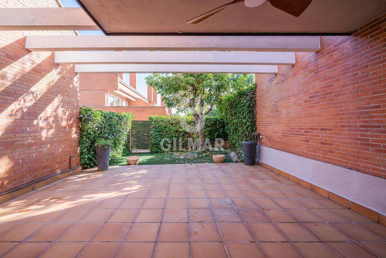 Jardí de Casa adosada en venda en Pozuelo de Alarcón amb Calefacció, Jardí privat i Piscina