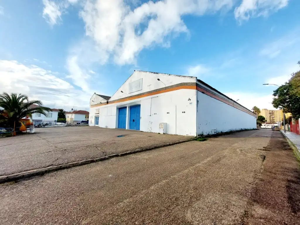 Außenansicht von Fabrikhallen zum Verkauf in Badajoz