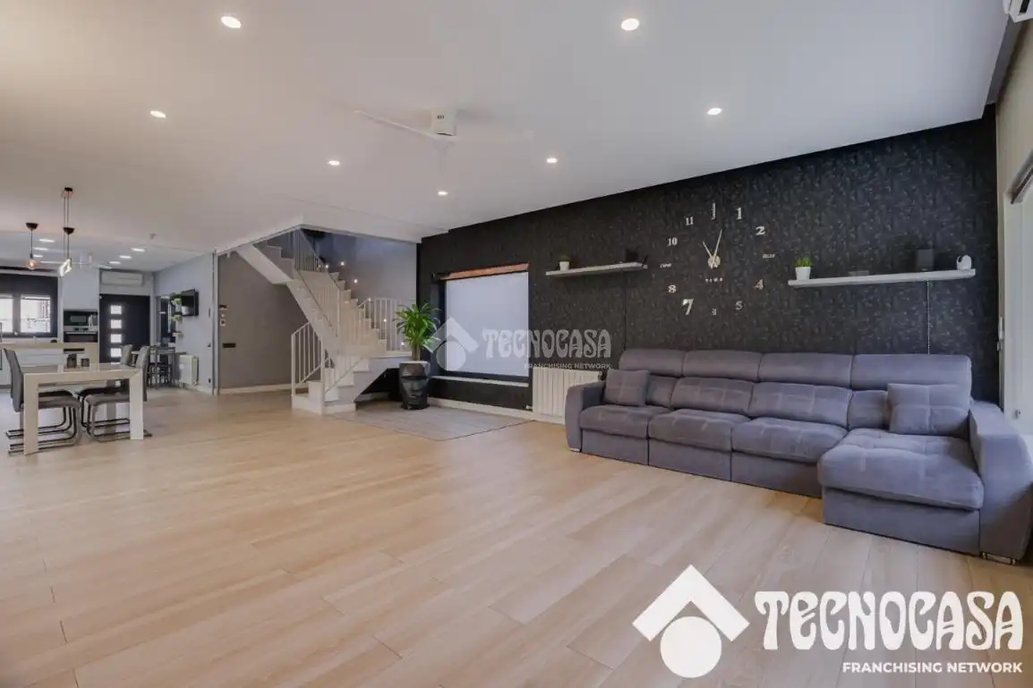 Sala d'estar de Casa o xalet en venda en Santa Coloma de Gramenet amb Aire condicionat, Calefacció i Terrassa