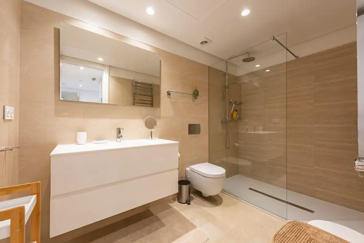 Bathroom of Flat for sale in Estepona  with Air Conditioner, Terrace and Storage room