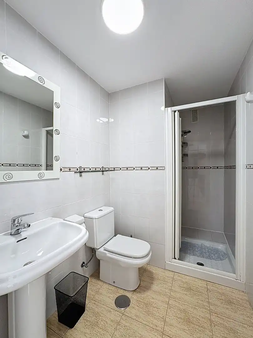 Badezimmer von Wohnung zum Verkauf in L'Alfàs del Pi mit Klimaanlage, Privatgarten und Terrasse