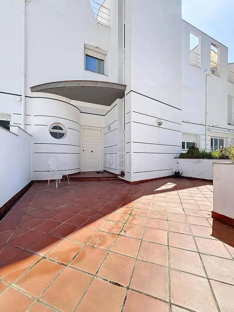 Außenansicht von Einfamilien-Reihenhaus zum Verkauf in Granada mit Klimaanlage, Privatgarten und Terrasse