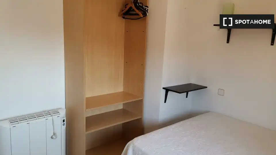 Habitación de Piso de alquiler en Alcalá de Henares con Aire acondicionado, Calefacción y Amueblado