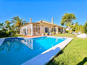 Chalet con piscina en venta en Calle Adriano