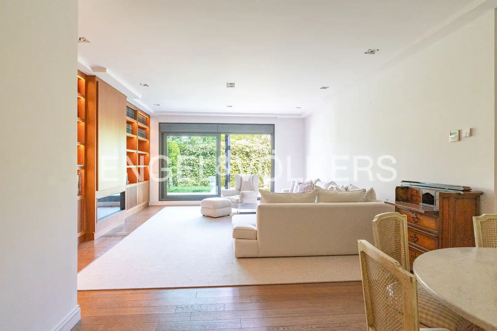 Sala d'estar de Apartament de lloguer en Madrid amb Aire condicionat, Calefacció i Jardí privat