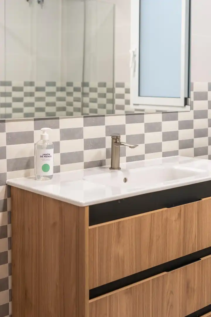 Bathroom of Flat for rent in Valencia  with Air Conditioner, Heating and Furnished