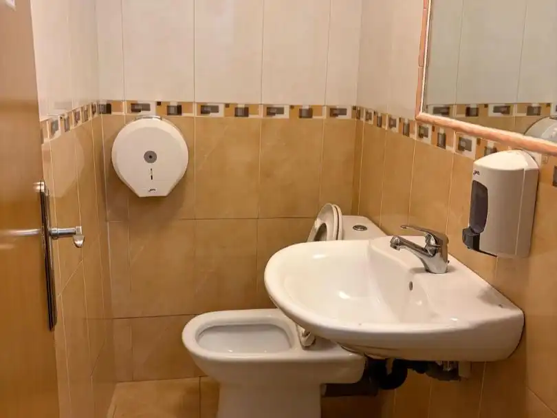 Badezimmer von Geschaftsraum zur Miete in Burela mit Internet und Alarm