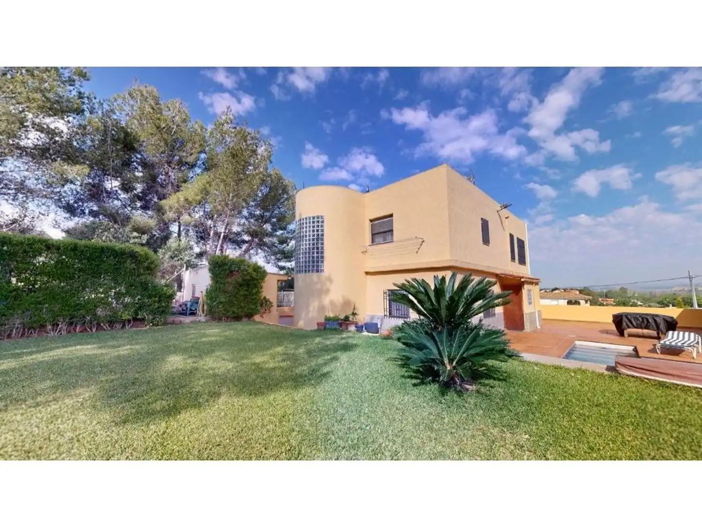 Vista exterior de Casa o xalet en venda en Riba-roja de Túria amb Aire condicionat, Calefacció i Jardí privat