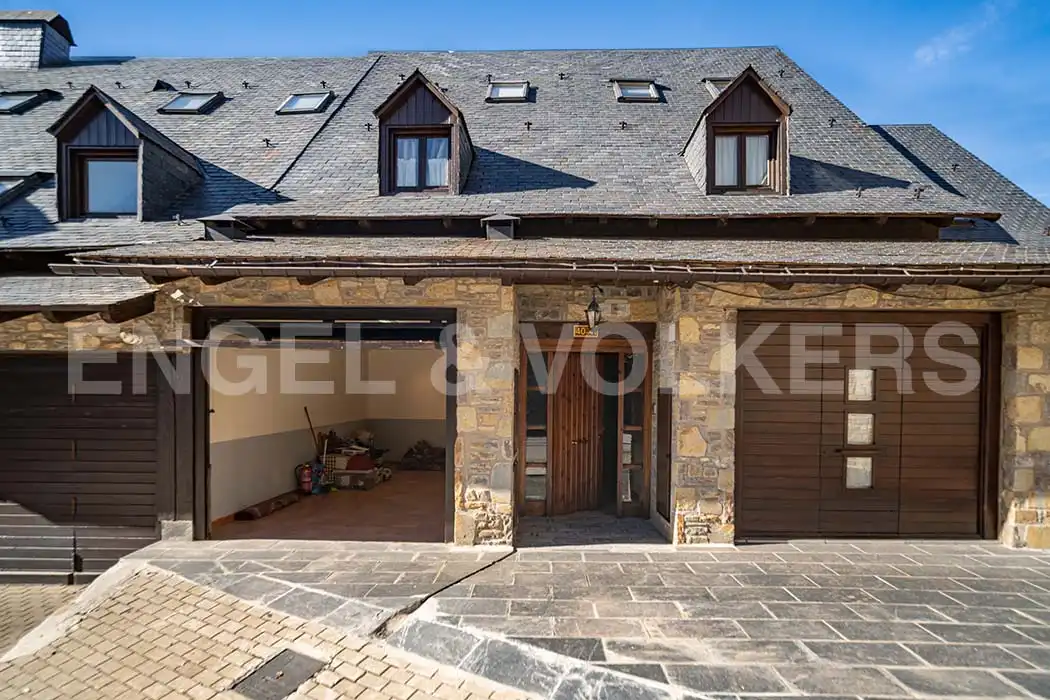Vista exterior de Casa adosada en venda en Naut Aran amb Calefacció, Moblat i Forn