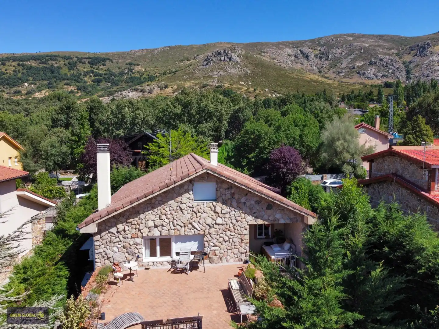 Vista exterior de Casa o xalet en venda en Bustarviejo amb Aire condicionat, Calefacció i Jardí privat