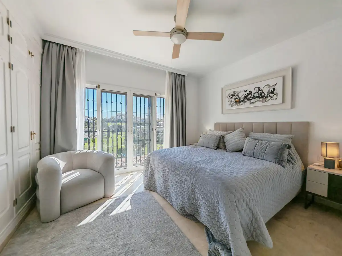 Schlafzimmer von Einfamilien-Reihenhaus zum Verkauf in Mijas mit Klimaanlage, Heizung und Privatgarten