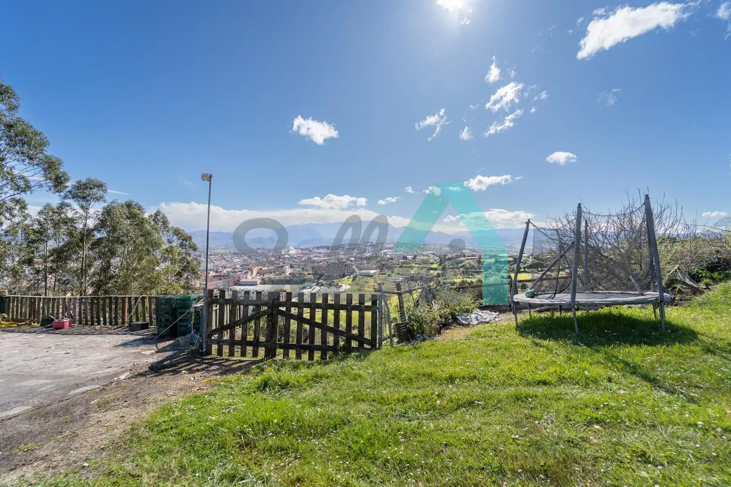 Vista exterior de Casa o xalet en venda en Oviedo  amb Jardí privat, Terrassa i Traster
