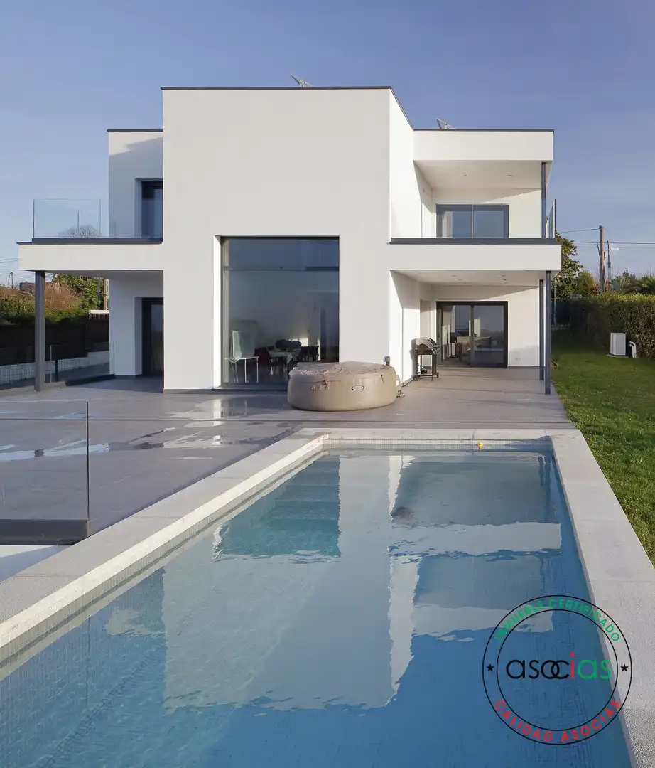 Piscina de Casa o xalet en venda en Gijón  amb Calefacció, Jardí privat i Terrassa