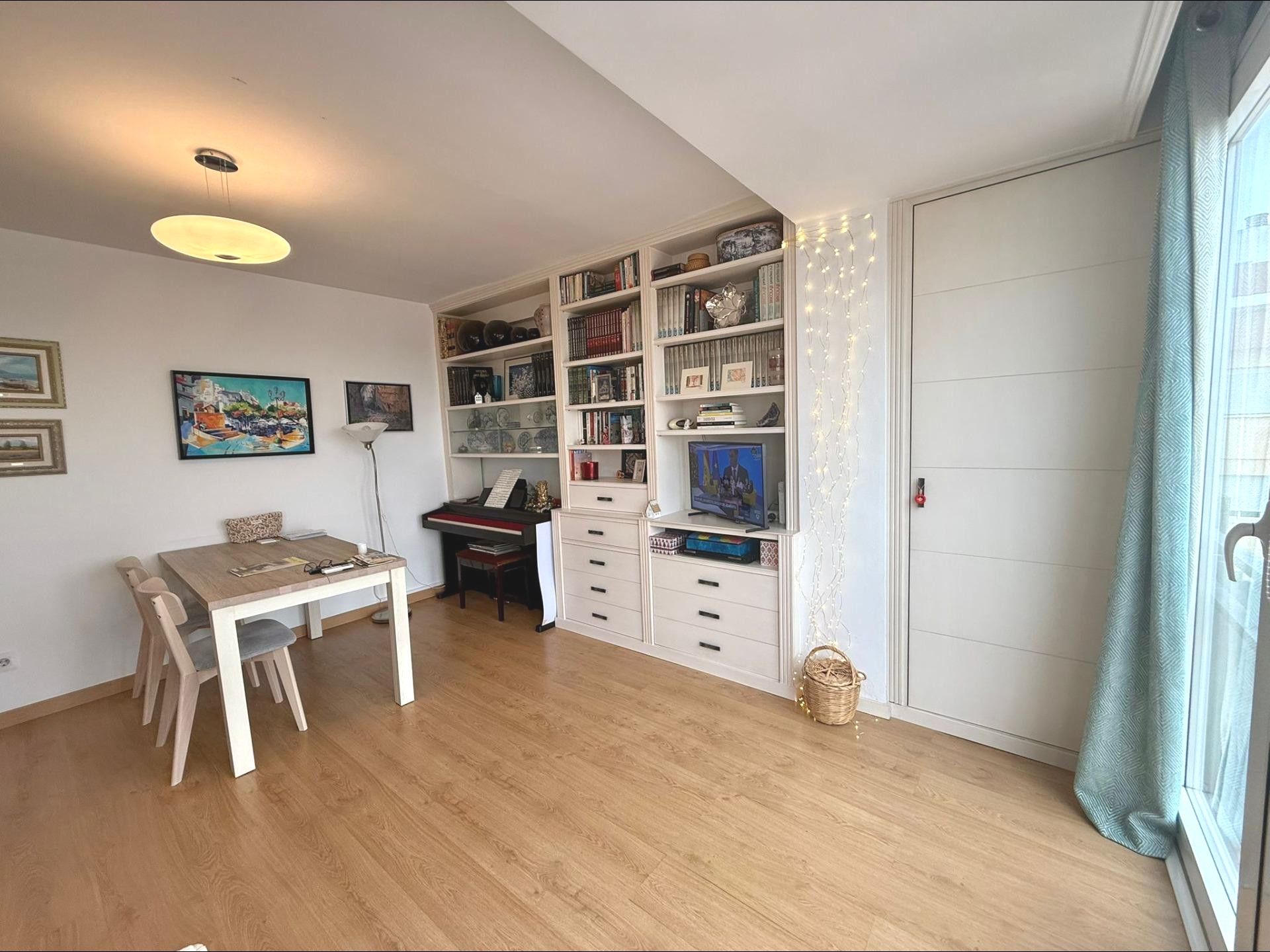 Living room of Flat for sale in  Sevilla Capital  with Air Conditioner, Heating and Parquet flooring