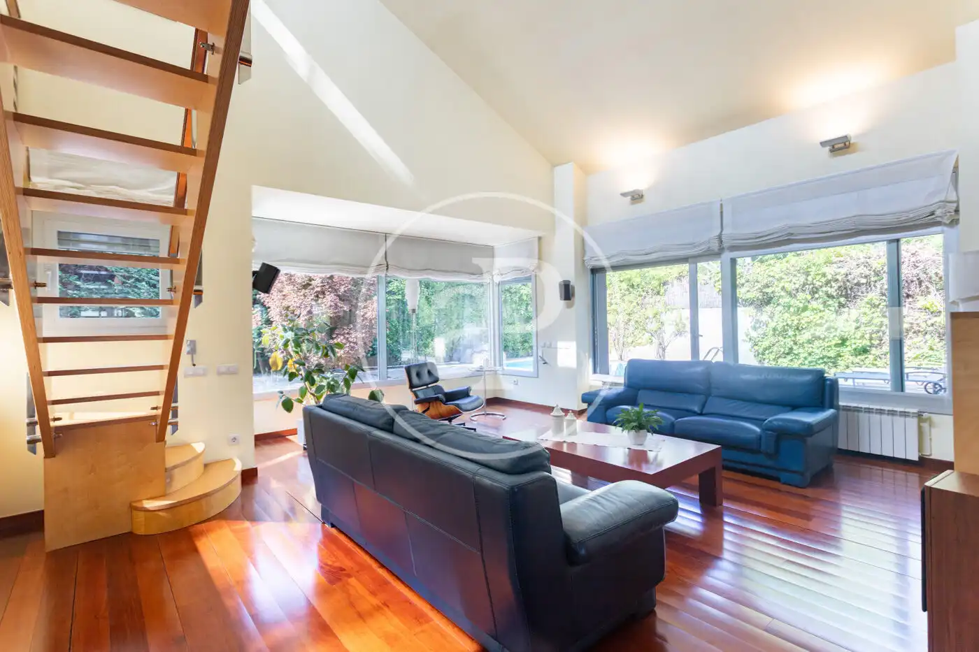 Sala d'estar de Casa o xalet en venda en Sant Cugat del Vallès amb Aire condicionat, Calefacció i Jardí privat