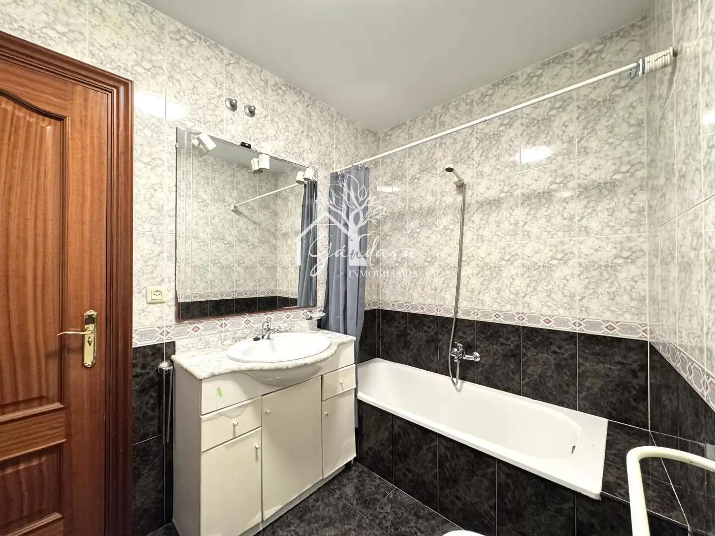 Baño de Piso en venta en Ares con Amueblado, Horno y Lavadora