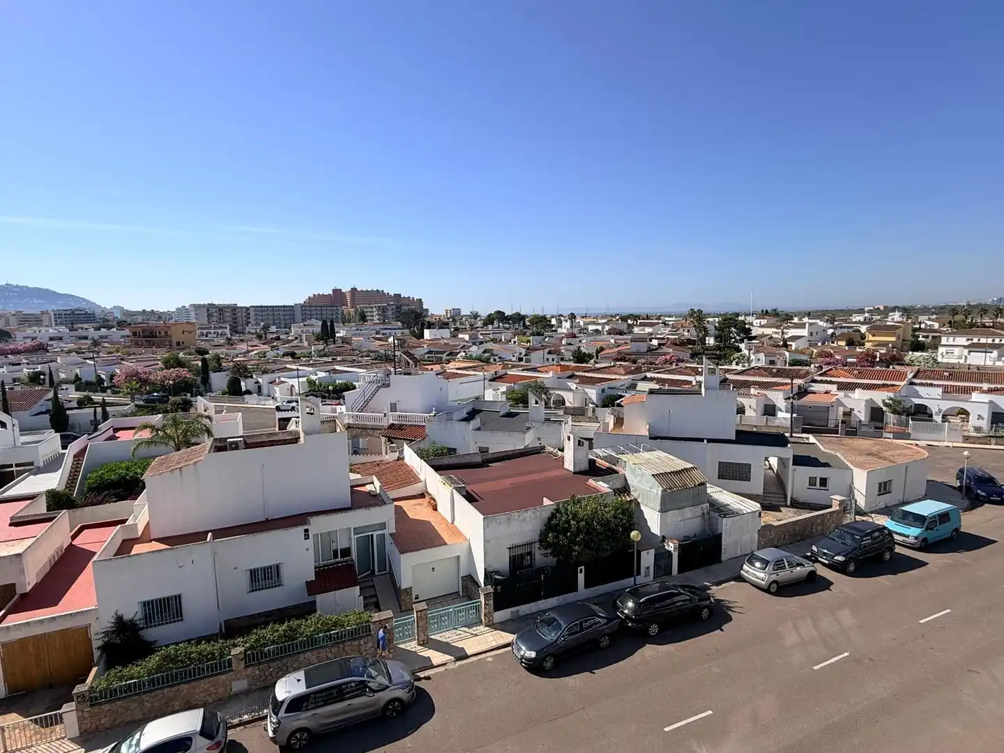 Vista exterior de Estudi en venda en Roses amb Calefacció, Terrassa i Moblat