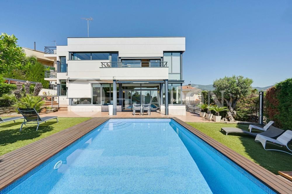 Exterior view of House or chalet for sale in Alella  with Air Conditioner, Heating and Private garden