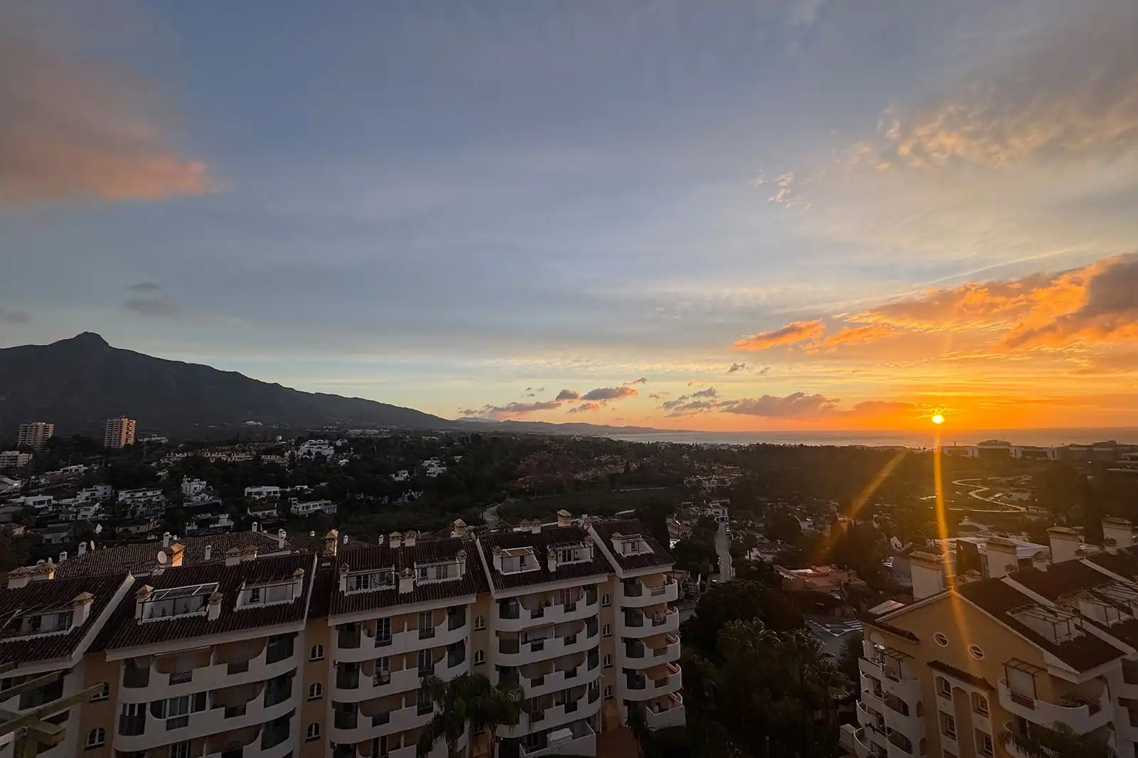 Außenansicht von Dachboden zum Verkauf in Marbella mit Klimaanlage, Terrasse und Abstellraum