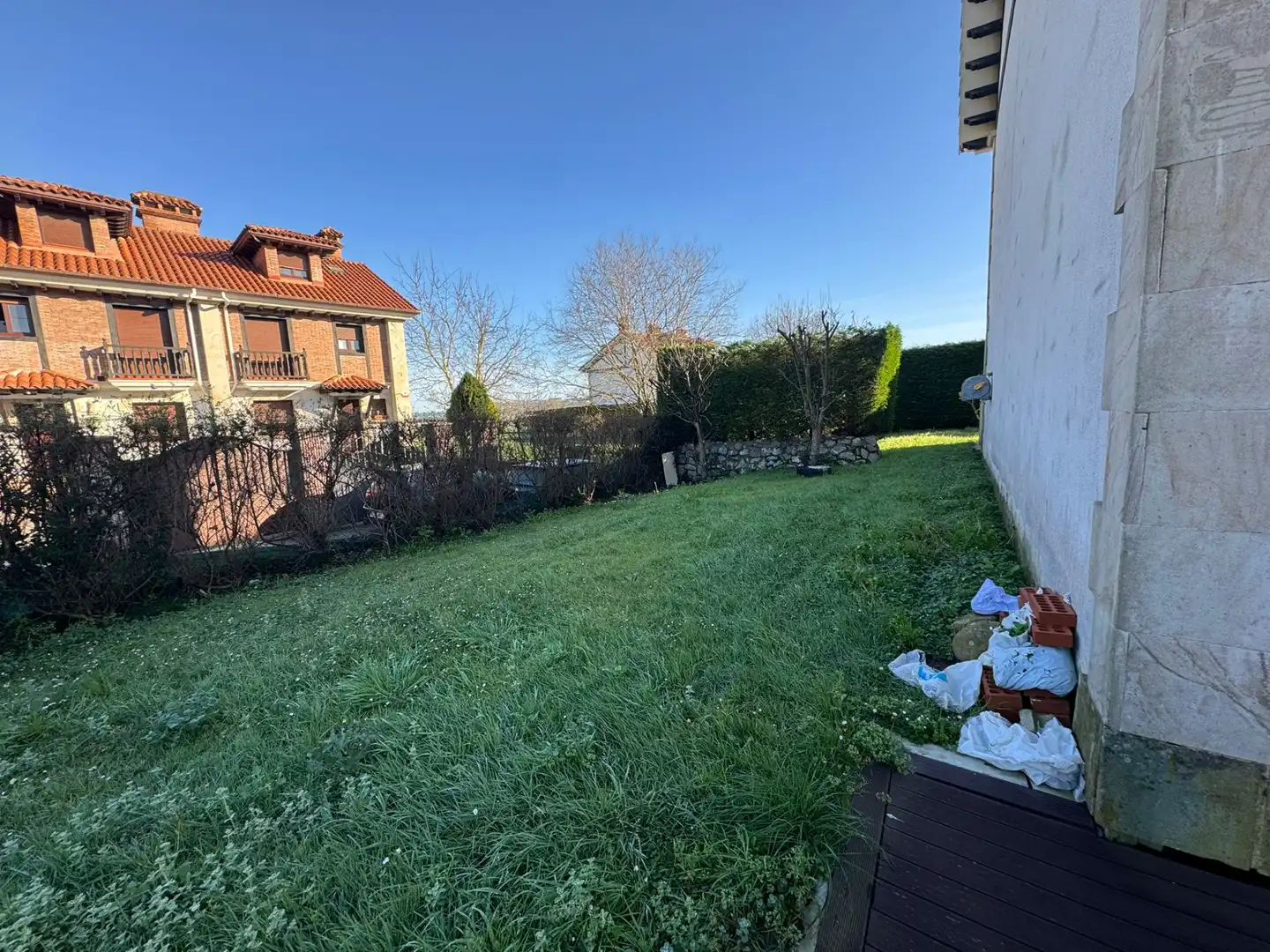 Einfamilien-Reihenhaus zum Verkauf in Polanco mit Heizung, Privatgarten und Terrasse