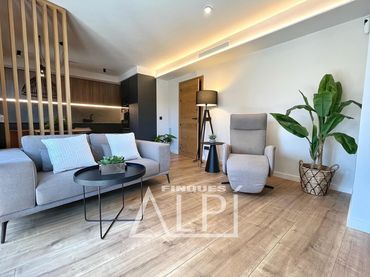 Apartamento con balcón en venta en Plaça de Santa Maria 3