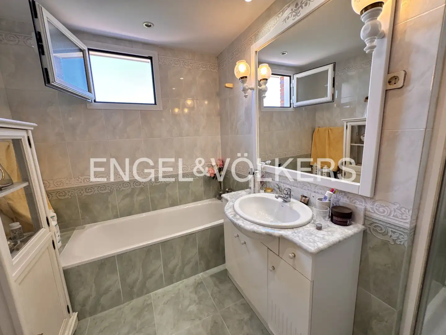 Baño de Ático de alquiler en Majadahonda con Aire acondicionado, Calefacción y Jardín privado
