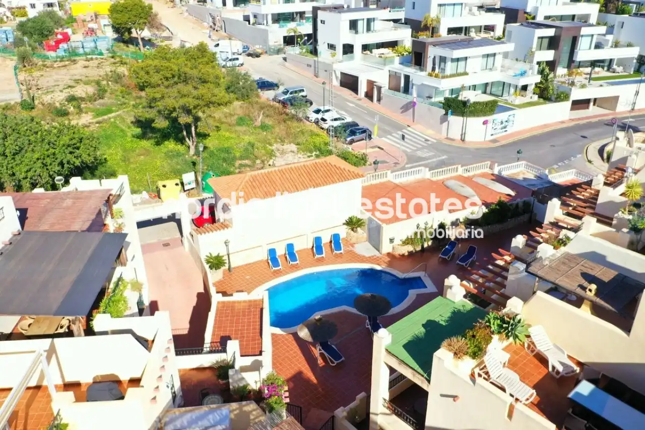 Vista exterior de Casa o chalet en venta en Nerja con Terraza, Piscina y Amueblado