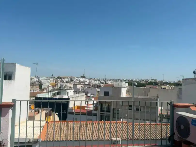 Vista exterior de Casa adosada en venda en Alcalá de Guadaira amb Aire condicionat i Balcó