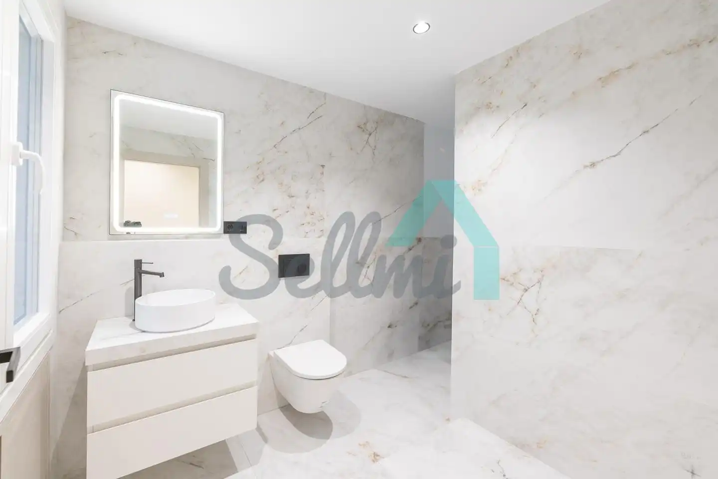 Baño de Piso en venta en Oviedo  con Calefacción, Trastero y Balcón