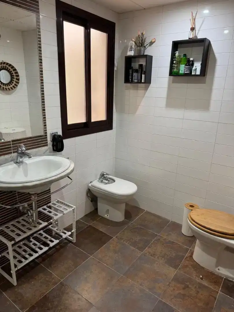 Badezimmer von Wohnungen zum Verkauf in Casares mit Klimaanlage, Schwimmbad und Balkon