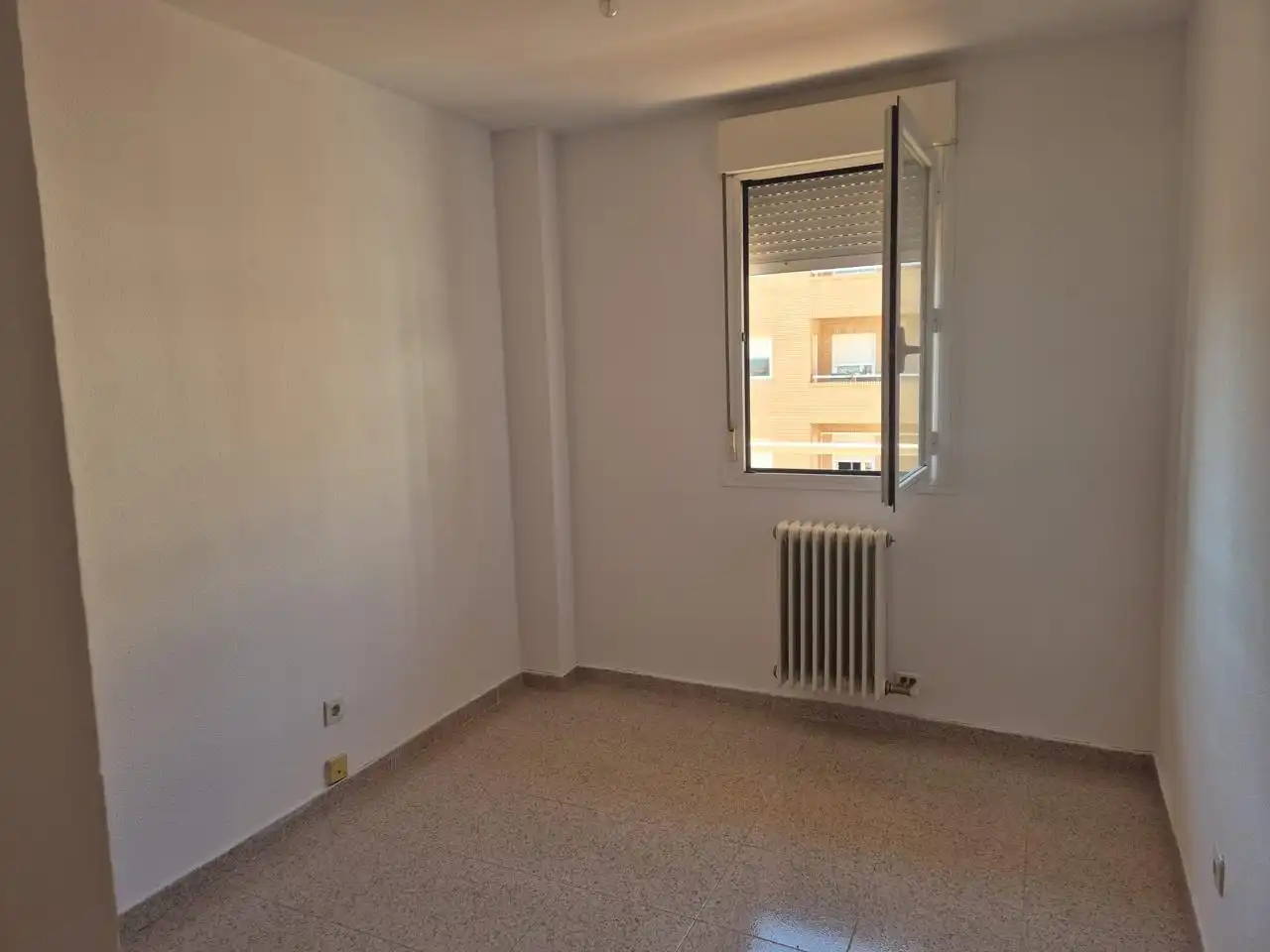 Bedroom of Flat for sale in Zaragoza  with Heating, Terrace and Storage room