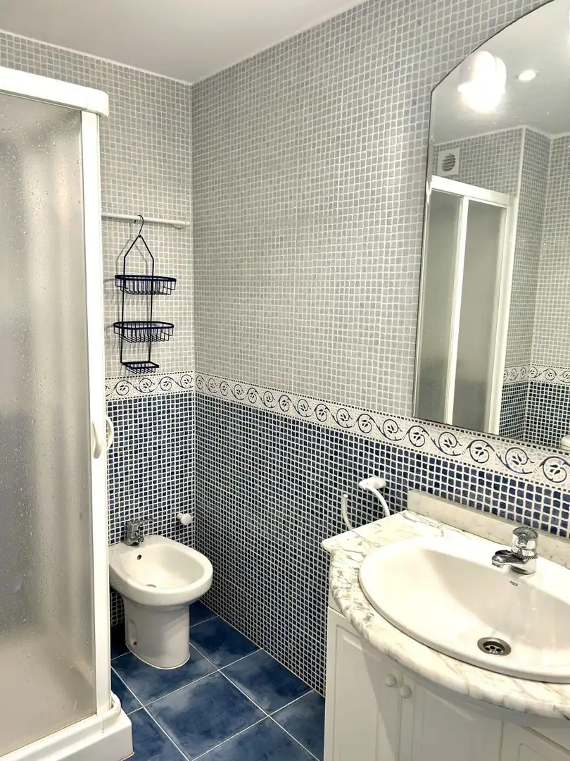 Badezimmer von Wohnungen zur Miete in Fuengirola mit Klimaanlage, Heizung und Privatgarten