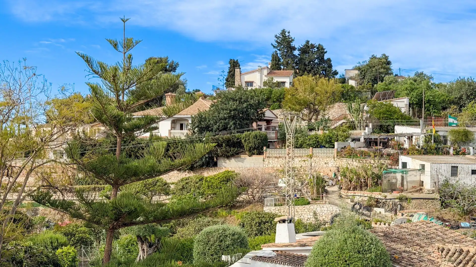 Vista exterior de Casa o xalet en venda en Benalmádena amb Aire condicionat, Jardí privat i Terrassa