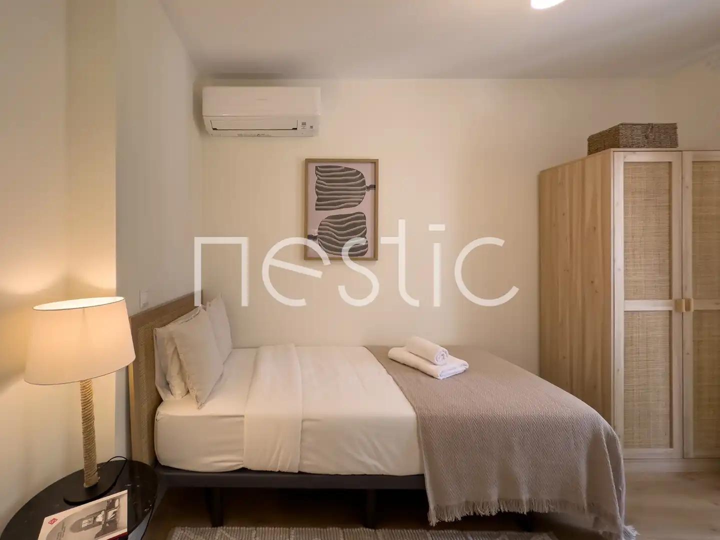 Dormitori de Apartament de lloguer en Madrid amb Aire condicionat, Calefacció i Moblat