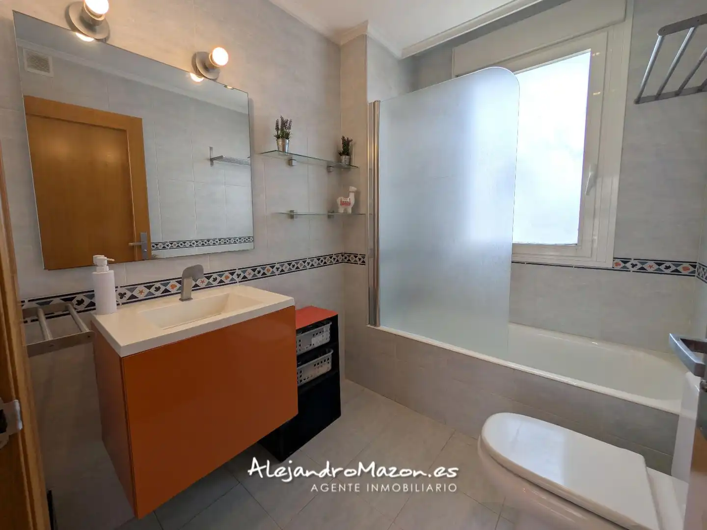 Baño de Ático en venta en Castro-Urdiales con Calefacción, Parquet y Terraza