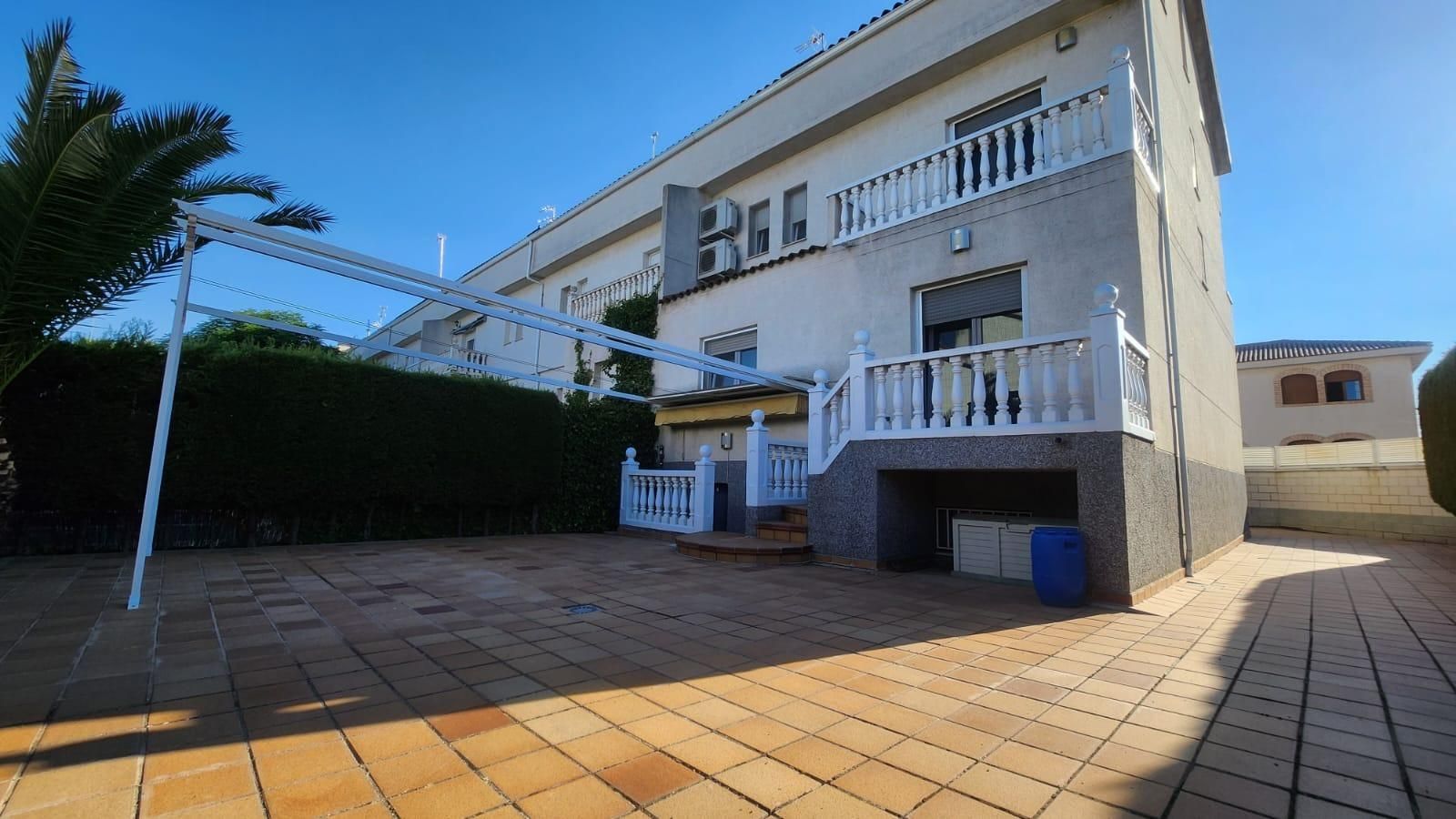Exterior view of Single-family semi-detached for sale in Ciempozuelos  with Air Conditioner, Heating and Terrace