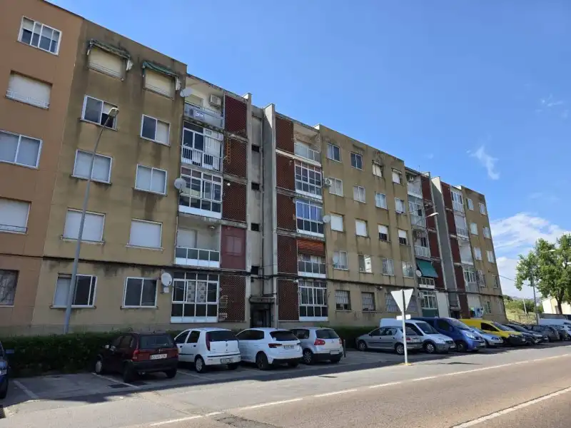 Außenansicht von Wohnung zum Verkauf in Plasencia mit Klimaanlage, Privatgarten und Terrasse