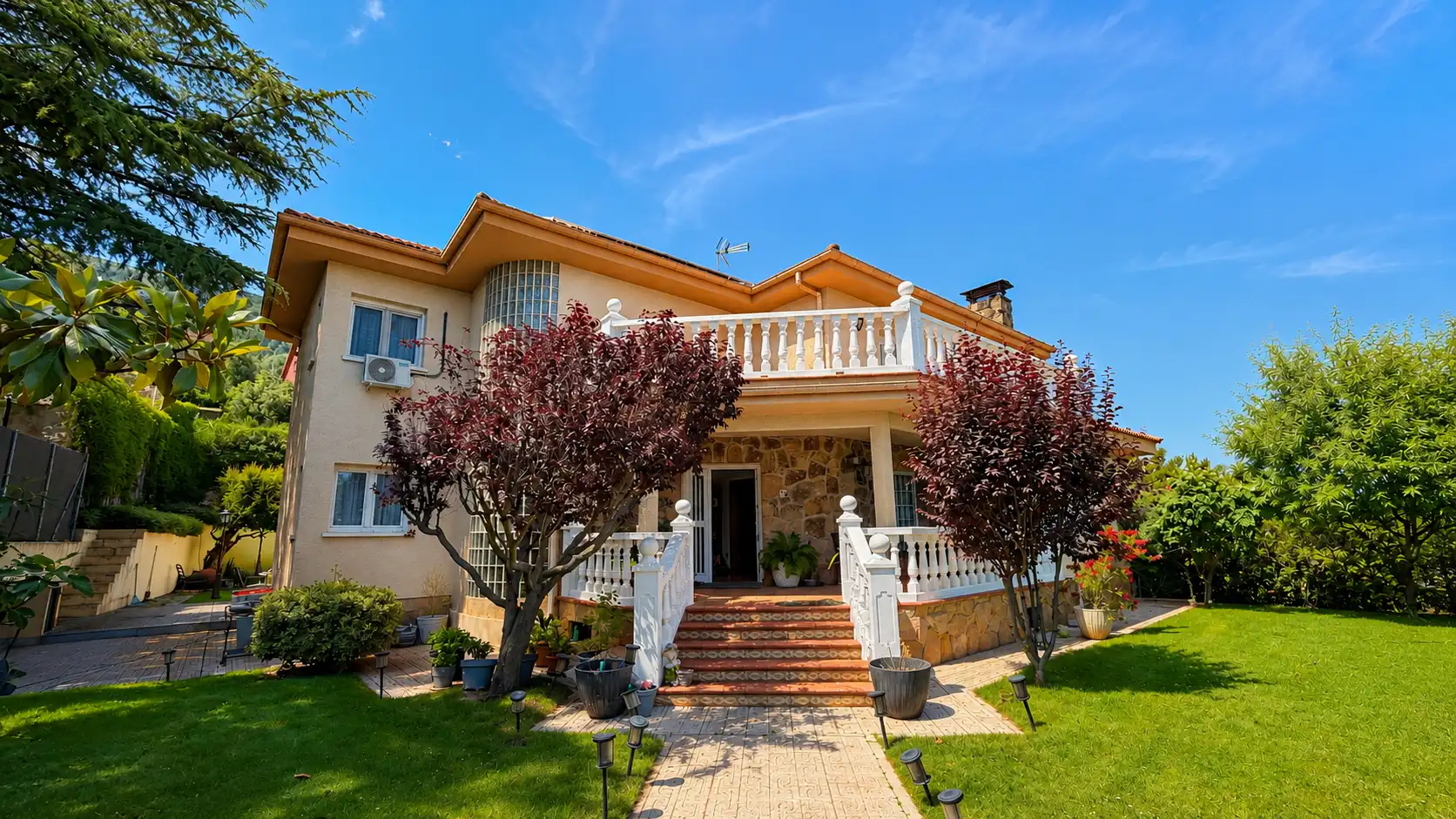 Exterior view of Houses for sale in San Lorenzo de El Escorial  with Air Conditioner, Heating and Private garden