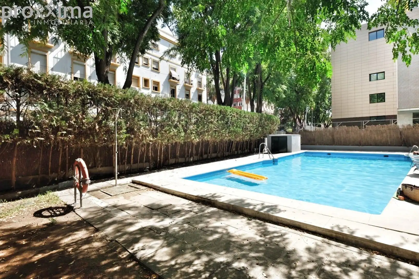 Piscina de Piso en venta en Sevilla con Aire acondicionado, Trastero y Piscina comunitaria