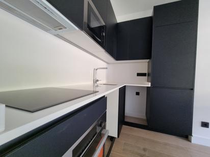 Cuina de Apartament de lloguer en  Madrid Capital amb Aire condicionat