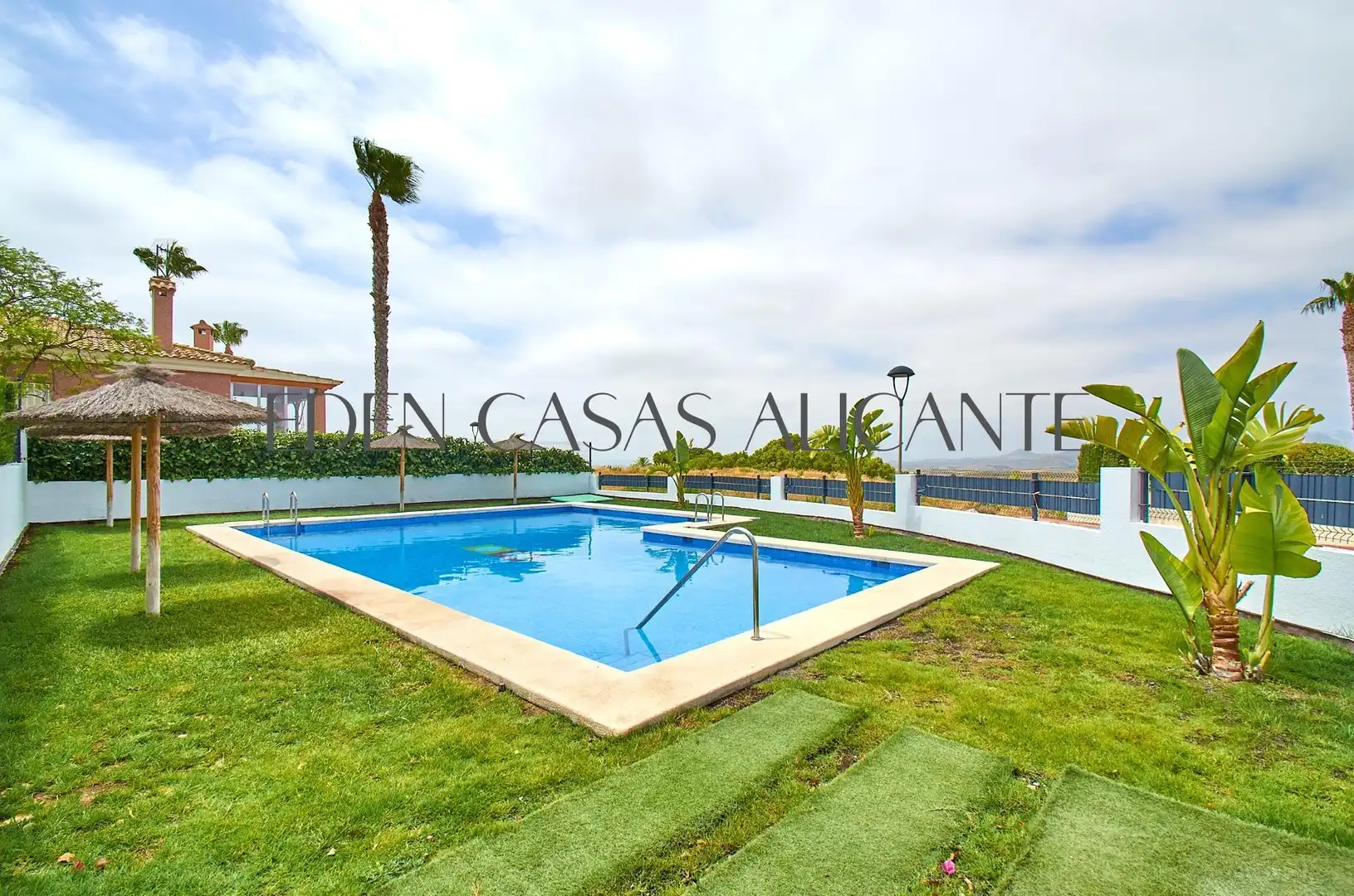 Piscina de Casa adosada en venta en Busot con Aire acondicionado, Calefacción y Jardín privado