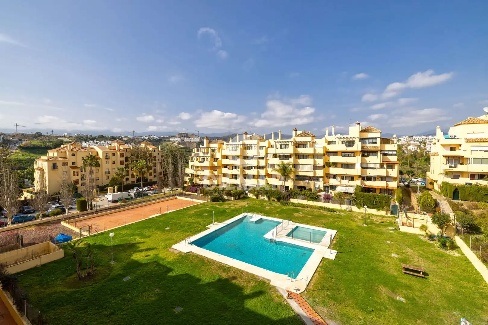 Vista exterior de Dúplex en venda en Estepona amb Calefacció, Traster i Balcó