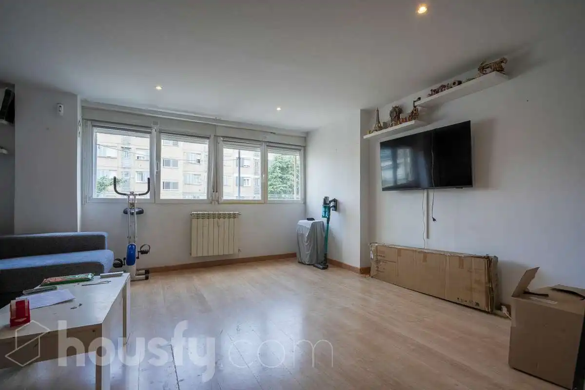 Living room of Flat for sale in Madrid  with Air Conditioner, Heating and Storage room